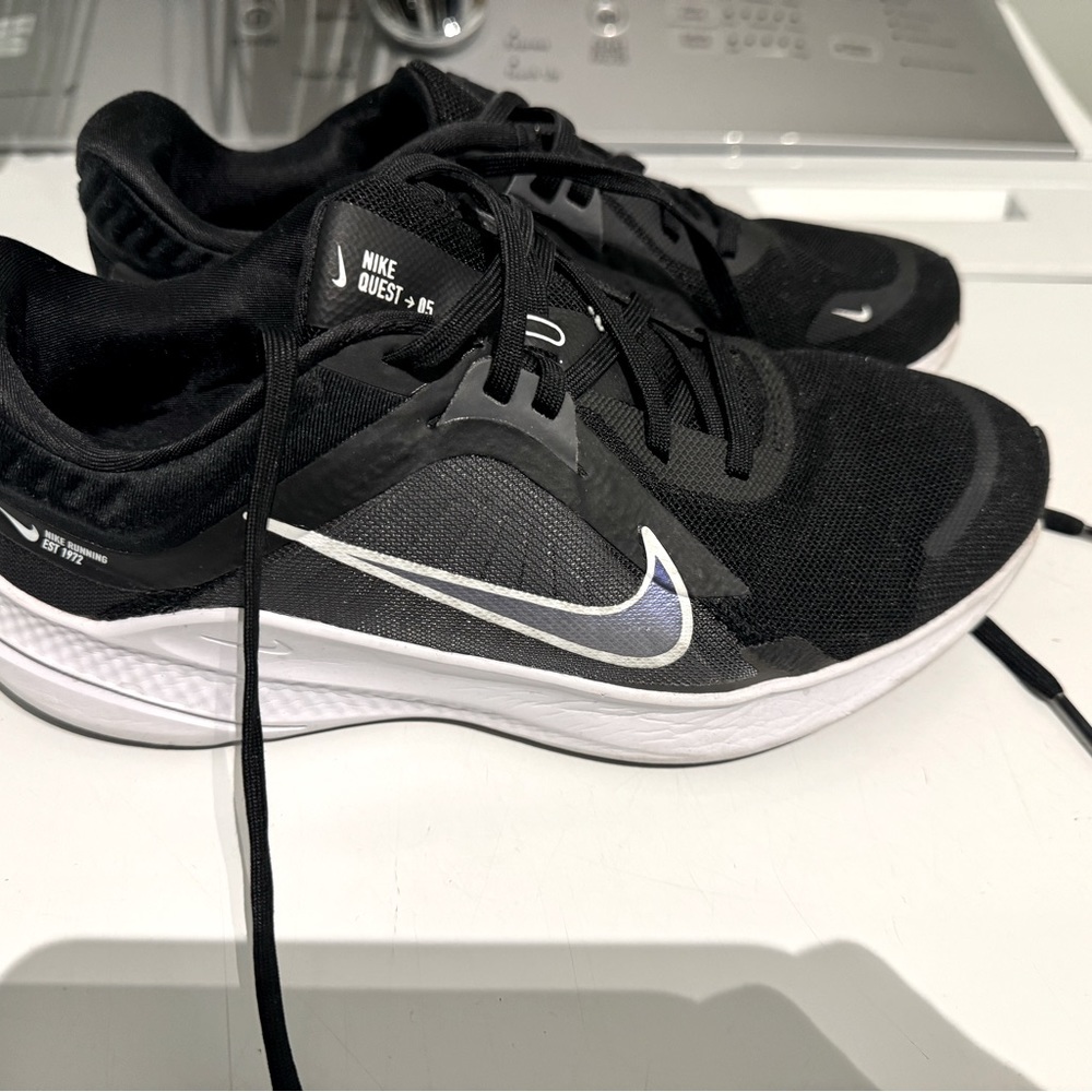 Women’s Nike tennis shoes